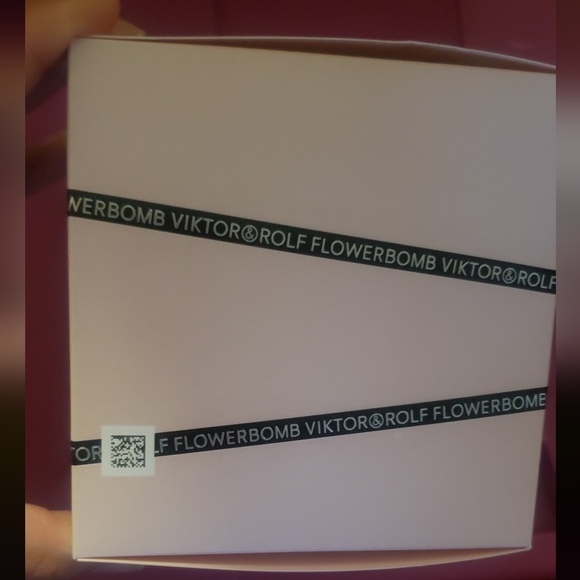 Viktor & Rolf Flowerbomb 3.4oz L'eau de parfum in box - Picture 6 of 10